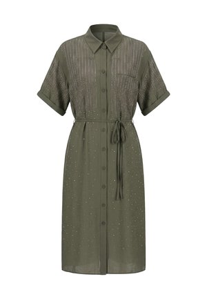 Abito camicia verde oliva a maniche corte con bottoni frontali, cintura in vita, colletto e piccoli borchie decorative argento su tutta la superficie.