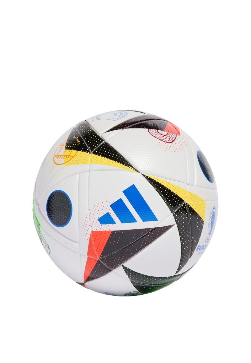 Biela futbalová lopta s textúrovaným povrchom, s grafickým dizajnom červených, modrých, žltých a čiernych akcentov, a logom Adidas.