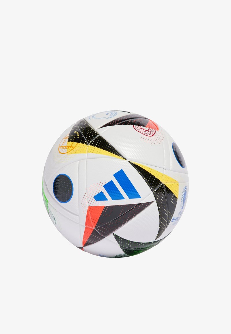 Biela futbalová lopta s textúrovaným povrchom, s grafickým dizajnom červených, modrých, žltých a čiernych akcentov, a logom Adidas.