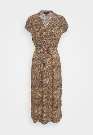 Bruin-zwart leopardprint midi-jurk met korte mouwen, V-hals en een taille-ceintuur op een witte achtergrond.