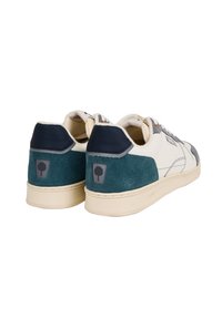 Sneaker sportivi con una combinazione di colori crema e teal, materiali in suede e pelle, punta rotonda e suola in gomma beige solida.