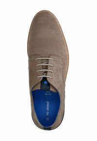 Scarpa in suede marrone con lacci, texture perforata, soletta in memory foam blu e accentuazione del tallone nera. Punta arrotondata con bordi cuciti.