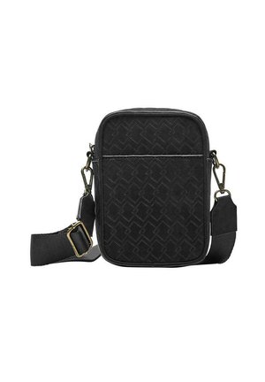 Schwarze Umhängetasche mit verstellbarem Stoffriemen, goldfarbenen Verschlüssen und einem dezenten strukturierten geometrischen Muster auf der Vorderseite.