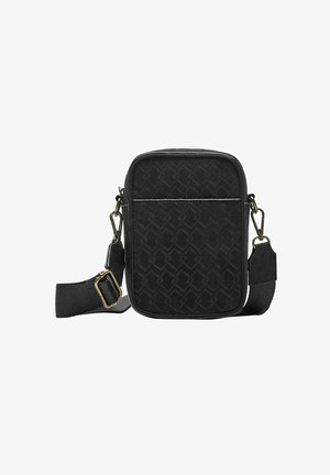 Črna torbica čez ramo z nastavljivim trakom iz blaga, zlatimi zaponkami in subtilnim teksturiranim geometrijskim vzorcem na sprednji strani.