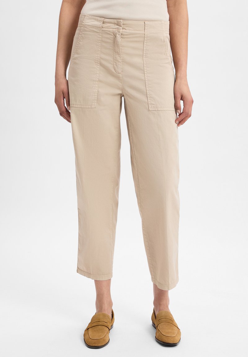 Beige cargobroek met voor- en zijzakken, gemaakt van lichtgewicht stof. Verkorte stijl met een relaxte pasvorm en een subtiele textuur.