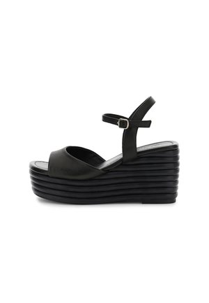 Sandali wedge neri con punta aperta arrotondata, progettati con una suola tassellata e un cinturino alla caviglia regolabile. Finitura in pelle liscia.