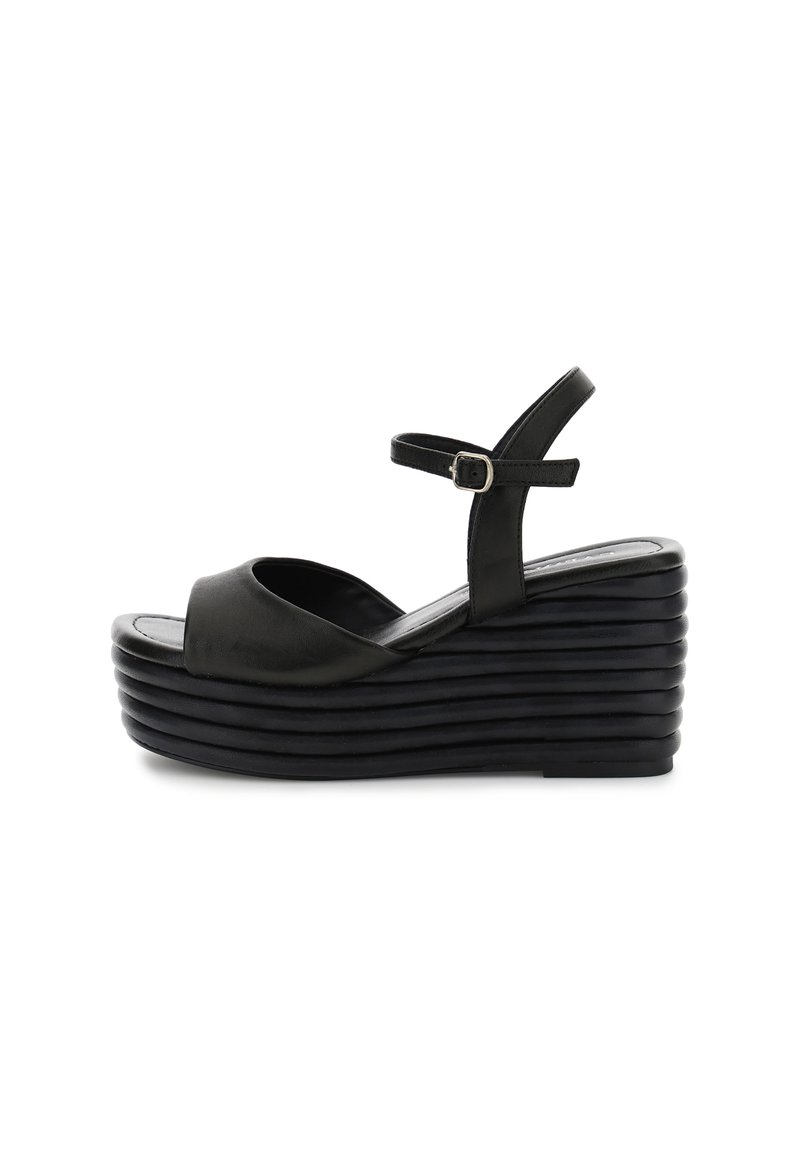 Sandali wedge neri con punta aperta arrotondata, progettati con una suola tassellata e un cinturino alla caviglia regolabile. Finitura in pelle liscia.