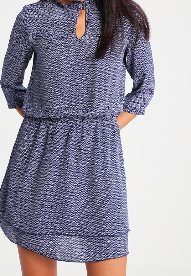 Dunkelblaues Kleid mit geometrischem Muster, Dreiviertelärmeln, Schlüsselloch-Ausschnitt und elastischem Taillengummizug mit leichtem Rüschensaum.