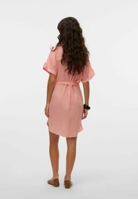 Gestreiftes rotes Kleid mit kurzen Ärmeln, tailliertem Bund und knielangem Saum. Leichter Stoff mit weicher Textur und lässiger Passform.