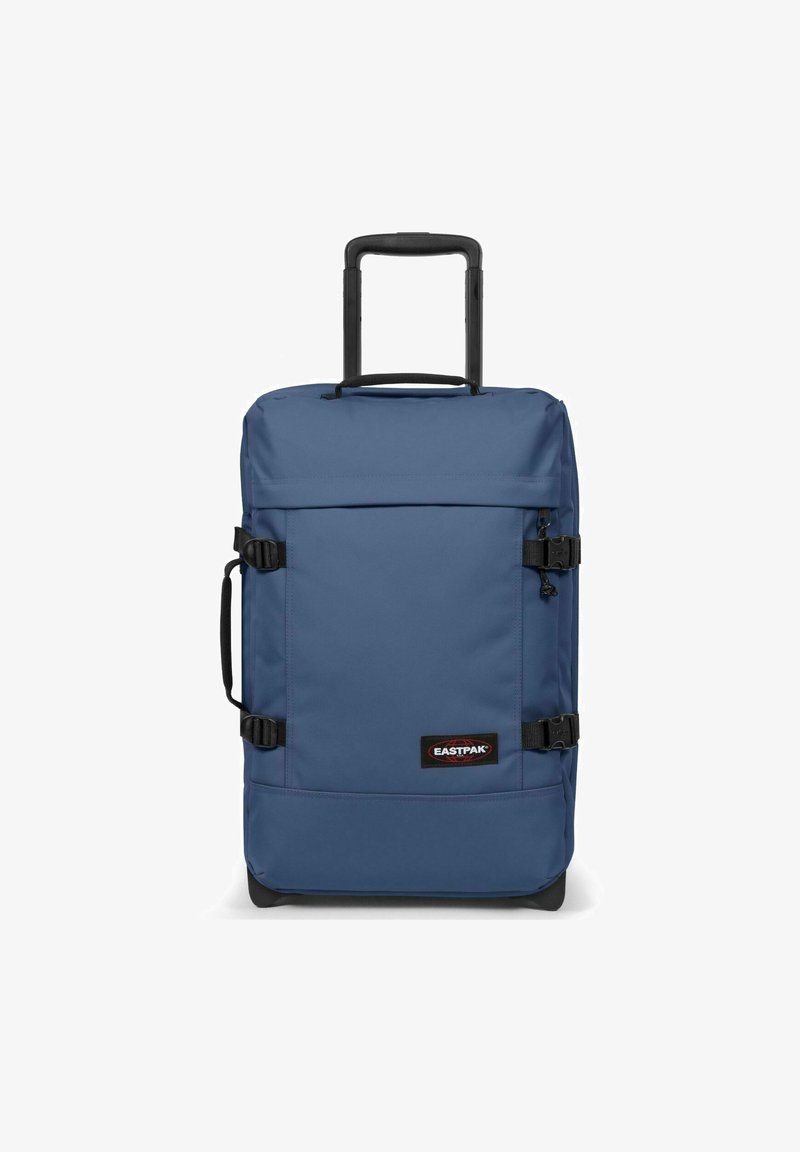 Sininen Eastpak-rolling duffel-laukku, jossa on tukeva kahva, sivukiinnikkeet ja logopatch. Valmistettu kestävästä kankaasta, joka on sileä tekstuuriltaan.
