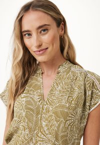 Mexx RUFFLE NECK - Blůza - spicy green