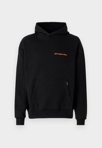 Schwarzer Hoodie aus Baumwolle mit dem orangefarbenen, gestickten Satz "Verschwende keine Kultur", einer Vordertasche sowie gerippten Bündchen und Saum.