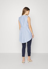 Vero Moda Petite VMHOTSEVEN ZIP PANTS - Calças de ganga de corte skinny - navy blazer