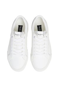 Zapatillas blancas con parte superior de cuero liso, punta redonda, diseño con cordones y etiqueta de logo negra en la lengüeta. Suela texturizada y acentos mínimos.