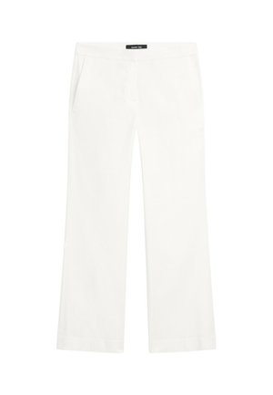 Pantalon blanc droit avec poches latérales et une ceinture avec une petite étiquette noire.