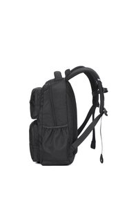 Zaino nero con tessuto texture, dotato di più scomparti con zip e spallacci imbottiti per il comfort.