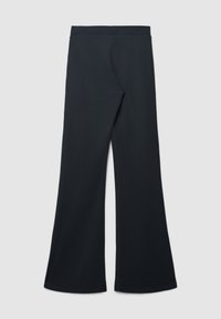 Pantaloni neri a gamba ampia con una vita aderente, tessuto liscio e senza tasche visibili o decorazioni, distesi su uno sfondo chiaro.
