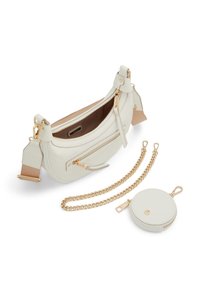 Borsa a tracolla in pelle bianca goffrata con catena rimovibile e portamonete rotondo. Presenta accessori in tonalità oro e un interno beige.