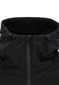 Zwarte softshell jas met hoge kraag, ritssluiting en verstelbare trekkoorden bij de capuchon. Het materiaal lijkt glad en duurzaam te zijn.