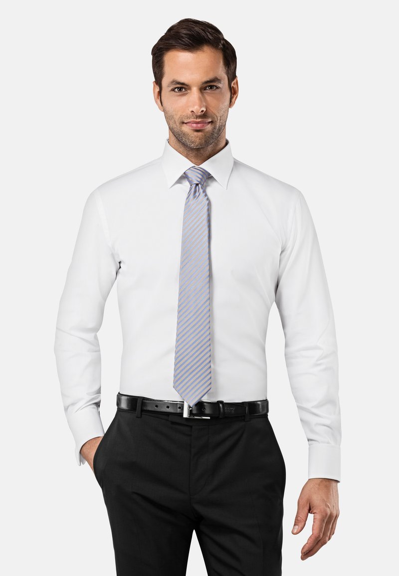 Weißes Hemd mit langen Ärmeln, kombiniert mit einer hellblauen und lavendelfarbenen gestreiften Krawatte. Ein schwarzer Gürtel und eine Hose runden das Outfit ab.