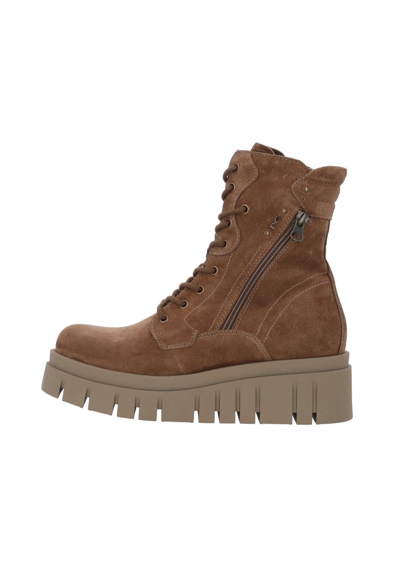 Las botas de tobillo de ante marrón cuentan con una puntera redondeada, un diseño de cordones en la parte delantera, cremallera lateral y una suela gruesa estriada para mayor altura y agarre.