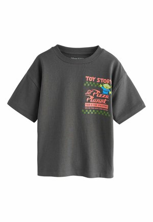 Mørkegrå kortærmet skjorte med Toy Story Pizza Planet-logo med en grøn rumvæsenfigur og ternede grønne accenter på brystet.