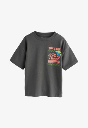 Mørkegrå kortærmet skjorte med Toy Story Pizza Planet-logo med en grøn rumvæsenfigur og ternede grønne accenter på brystet.