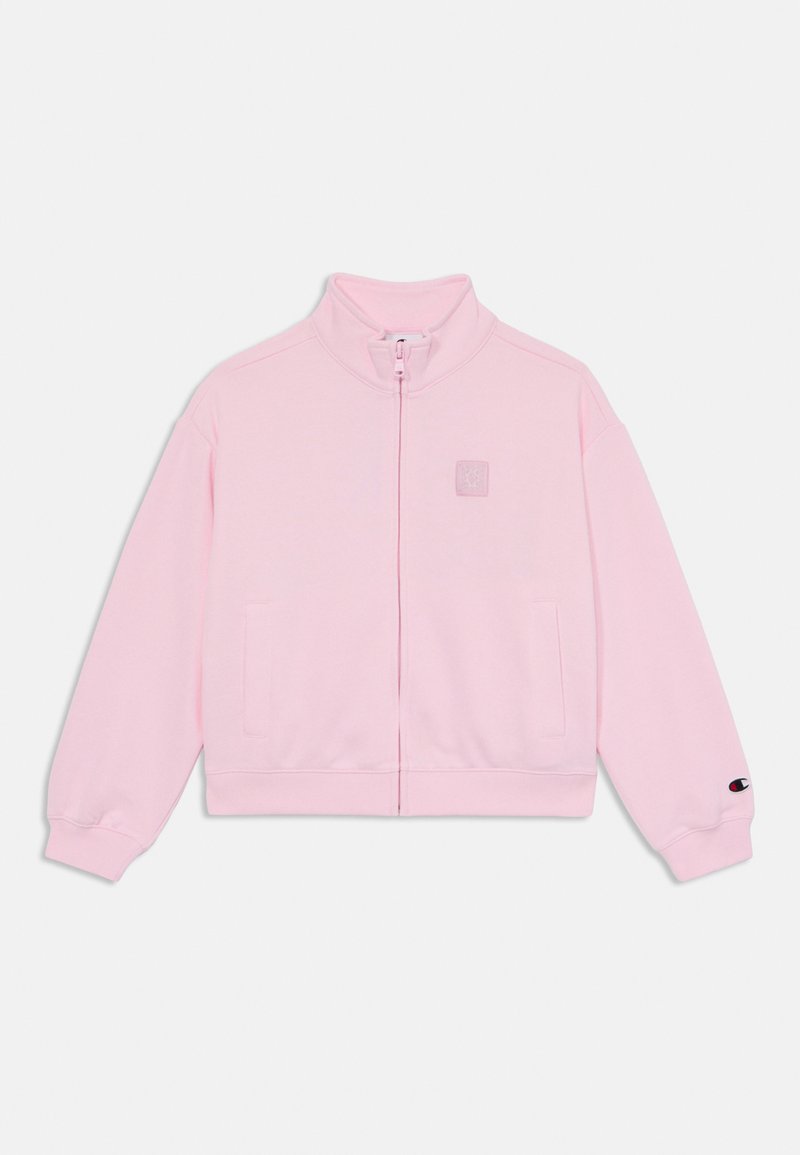 Rosa zip-up jakke med høy krage, laget av mykt materiale, med sidelommer og en logo-patch på brystet og ermet.