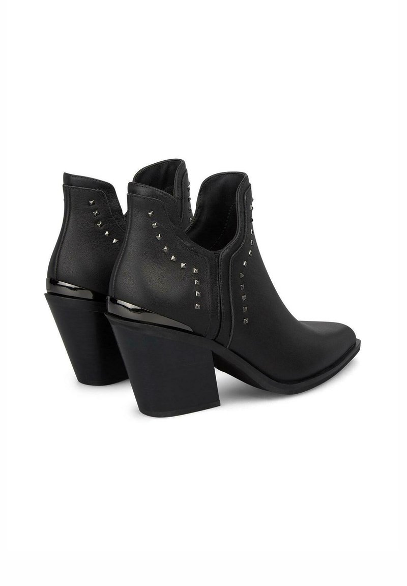 Botines negros hasta el tobillo con punta afilada y tacón grueso. Presentan detalles de tachuelas plateadas y un acabado elegante en material sintético.
