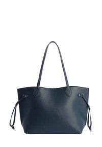 Bolso tote de cuero negro con asas largas y detalles de cordón a cada lado sobre un fondo blanco.