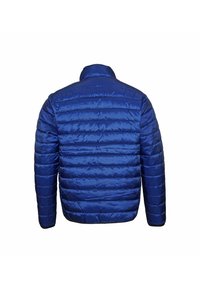 Modrá péřová bunda s prošívaným vzorem, stojáčkem a hladkou, lesklou texturou. Na zádech jsou vodorovné prošití a přiléhavý střih.