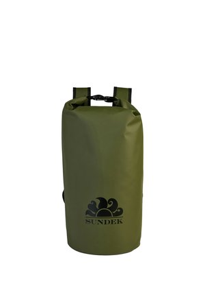 Zaino impermeabile verde oliva con chiusura a rotolo, spallacci neri e logo Sundek nero con sole e onde.