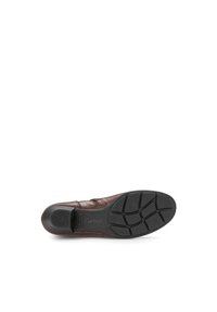 Chaussure en cuir brun avec une tige texturée et une semelle en caoutchouc noir à motifs. Elle présente un léger talon et un logo de marque en relief.