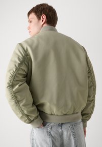 Thumbnail Image 7