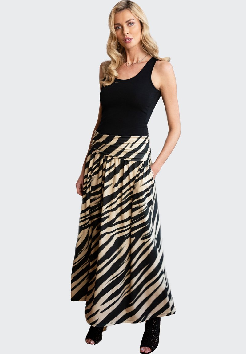 Zwarte tanktop gecombineerd met een lange, vloeiende rok met een beige en zwart zebrapatroon. De rok heeft een comfortabele pasvorm en zakken.
