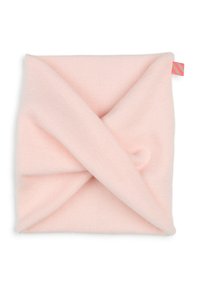 Écharpe tricotée rose clair avec un design enchevêtré et superposé. Texture douce et bords nets ; comporte une petite étiquette de marque colorée sur le côté.