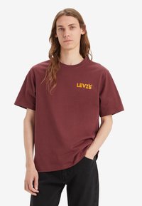 Levi's® RELAXED FIT GRAPHIC TEE - Camiseta básica - headline logo red mahogany