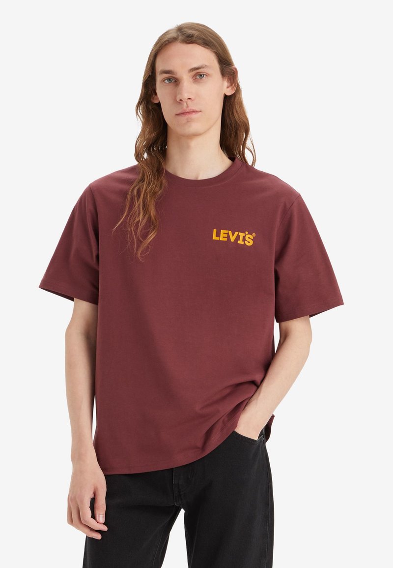 Levi's® RELAXED FIT GRAPHIC TEE - Camiseta básica - headline logo red mahogany