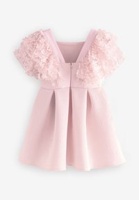 Vaaleanpunainen vauvan mekko, jossa on kukkakuvioidut liehukkeet, teksturoitu kangas kohopainatetuilla "B"-kirjainkuvioilla ja takana vetoketju.