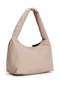 Borsa a spalla in nylon beige con forma arrotondata, manico spesso e chiusura con cerniera nella parte superiore, caratterizzata da dettagli in metallo nero.