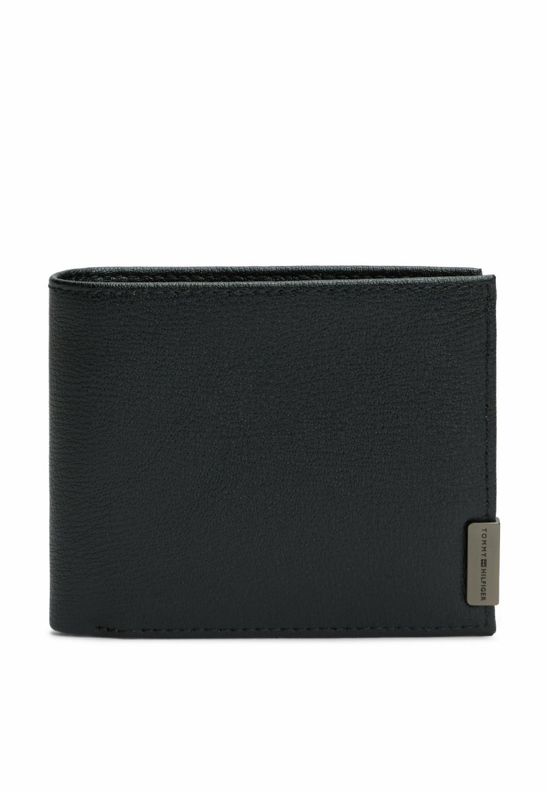 Schwarze Lederbörse mit strukturiertem Finish, im Bifold-Design und einem kleinen Metallschild auf der Seite. Kompakte Form für einfache Aufbewahrung.
