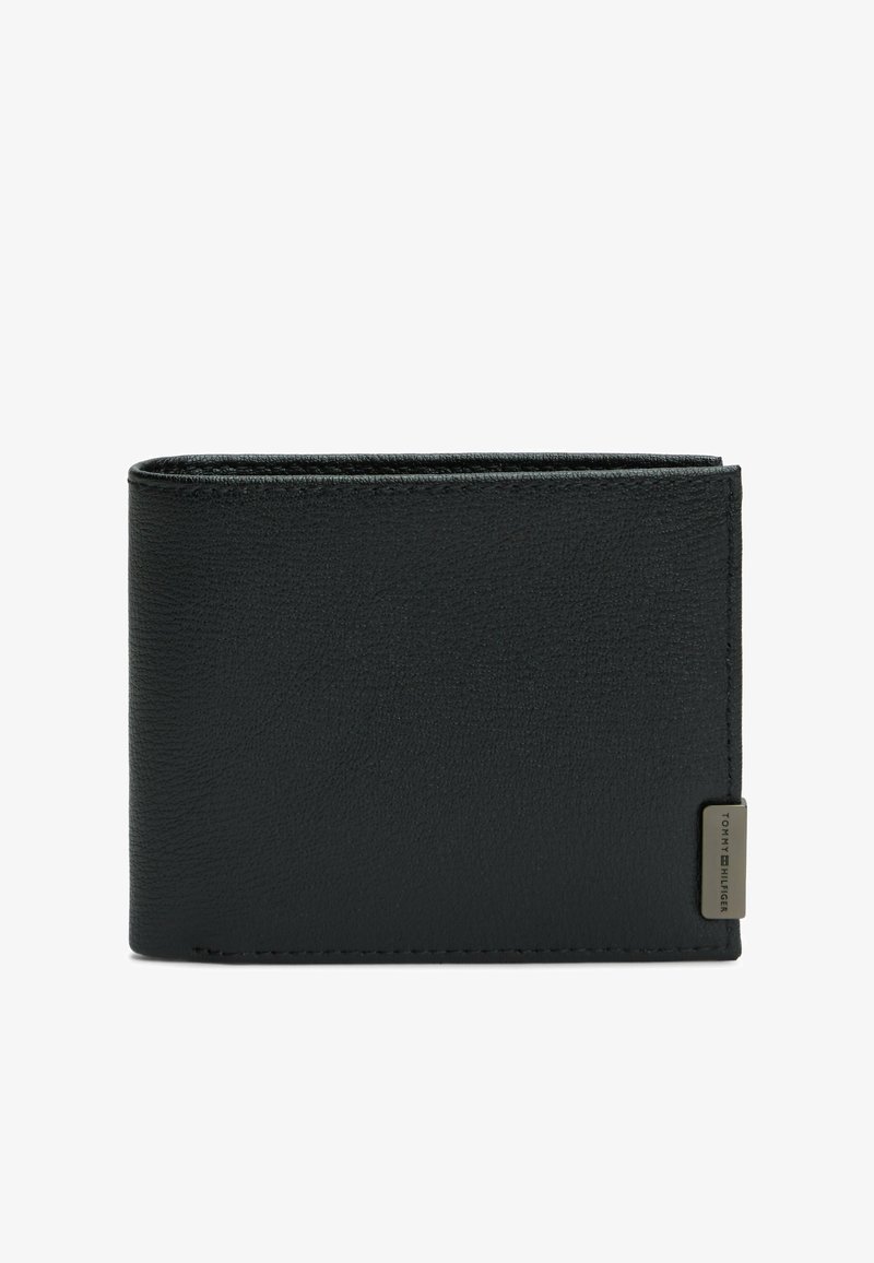 Schwarze Lederbörse mit strukturiertem Finish, im Bifold-Design und einem kleinen Metallschild auf der Seite. Kompakte Form für einfache Aufbewahrung.
