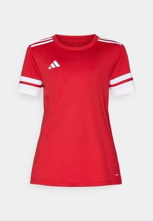 Rode sporttrui van zacht materiaal, met witte strepen op de korte mouwen, een ronde hals en een adidas-logo op de linkerkant van de borst.