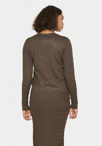 Pull en tricot marron avec des détails en côtes sur les manches et l'ourlet, présentant un col rond et une silhouette ajustée, vu de dos.