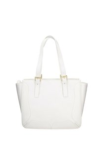 Borsa tote in pelle bianca con due manici superiori, accessori in oro e dettagli cuciti sui pannelli frontale e laterali.