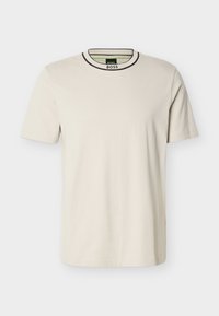 Κρεμ κοντομάνικο t-shirt από βαμβάκι, με στρογγυλή λαιμόκοψη με μαύρη επένδυση και πράσινη ετικέτα του brand μέσα στο κολάρο.