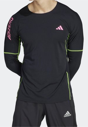 Schwarzes langärmeliges Sportoberteil mit grünen Akzenten, Rundhalsausschnitt und "ADIZERO" in Pink auf dem linken Ärmel. Glatte Textur, figurbetontes Design.