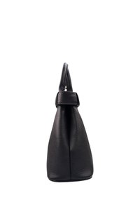 Borsa a mano in pelle nera con texture, vista di lato, con un manico singolo ripiegato in cima, su sfondo bianco.