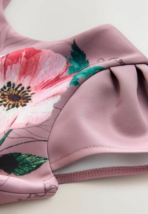 Kostium kąpielowy w kwiatowy wzór w odcieniach różu i zieleni, wykonany z lekkiego, elastycznego materiału. Charakteryzuje się marszczeniami i miękkim wykończeniem.