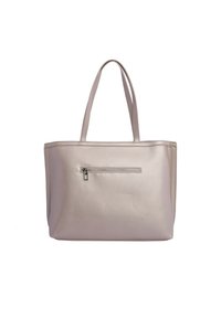 Bolso tote metálico de color rosa claro con dos asas superiores, forma rectangular, un bolsillo frontal con cremallera y textura suave.